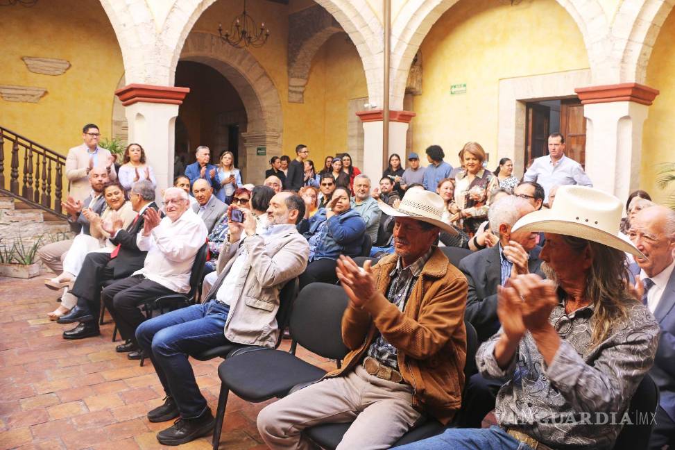 $!La ceremonia contó con la presencia de familiares, autoridades universitarias y personalidades como el cronista de la ciudad, Armando Fuentes Aguirre.