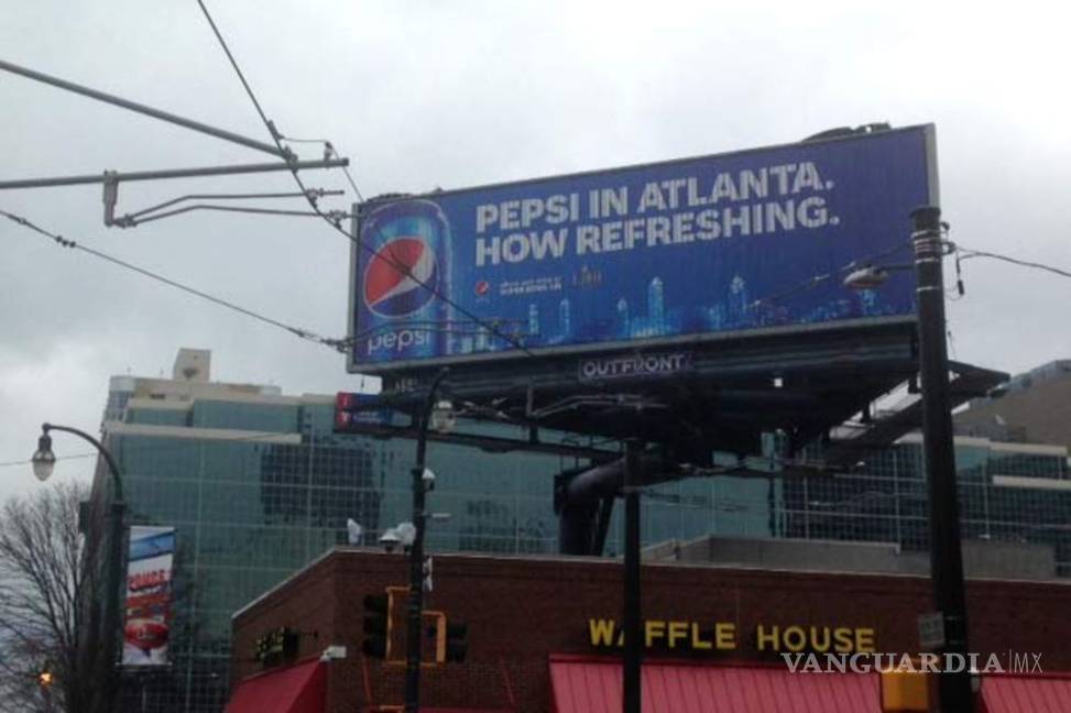 $!'Mira quién llegó a la ciudad para el Super Bowl': Pepsi hace campaña en la ciudad de Coca-Cola