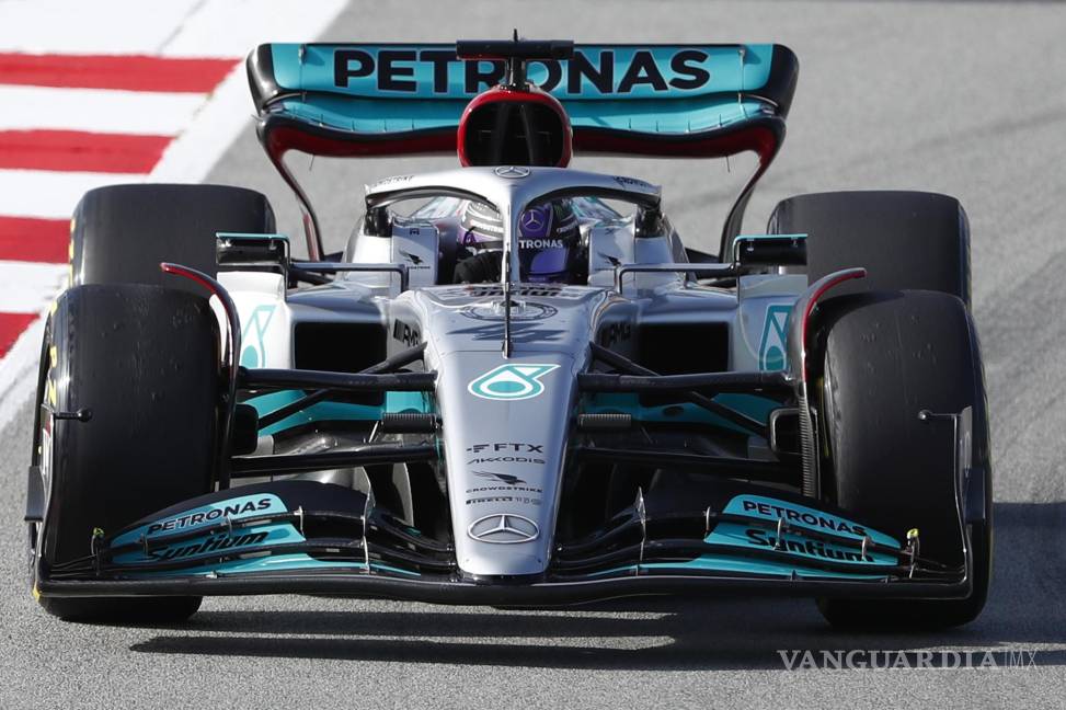 $!Lewis probó su nuevo coche durante las primeras prácticas rumbo a la nueva temporada de la Fórmula 1.