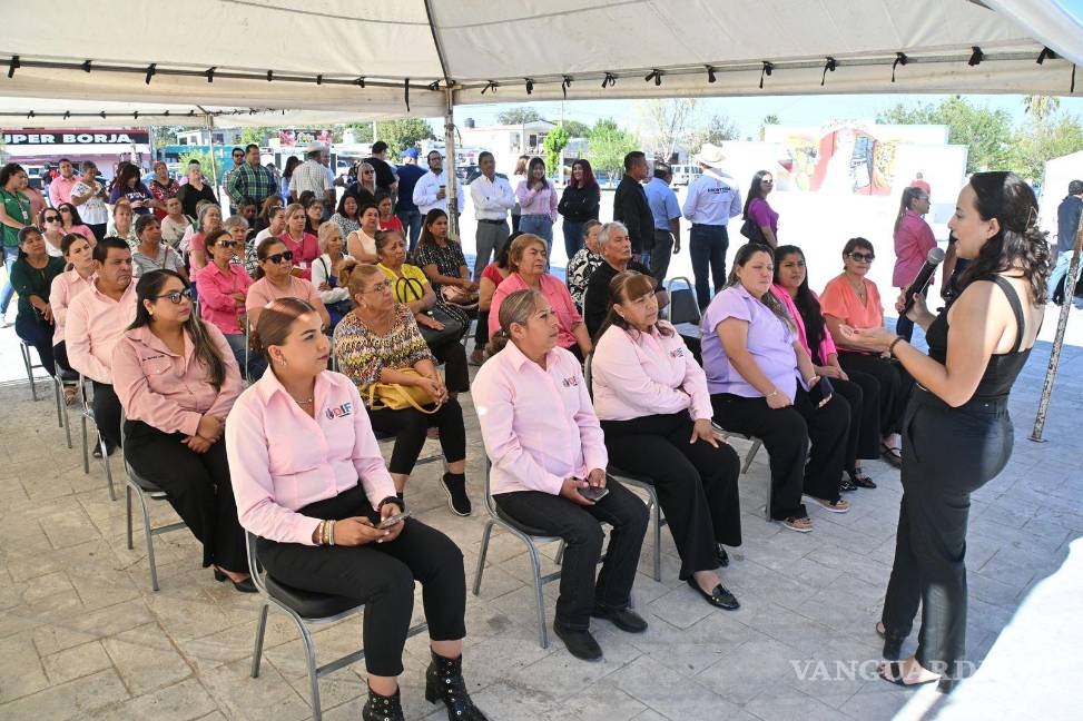 $!Autoridades municipales, estatales y representantes de empresas locales participaron en el evento inaugural.