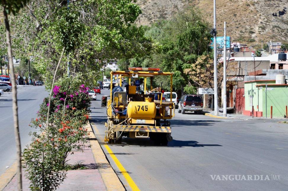 $!Trabajadores municipales renuevan la calzada Madero con pintura y mantenimiento en el poniente de Saltillo.