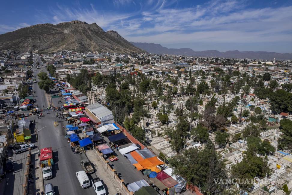 $!La romería no podía faltar en las calles aledañas a los camposantos de la ciudad.