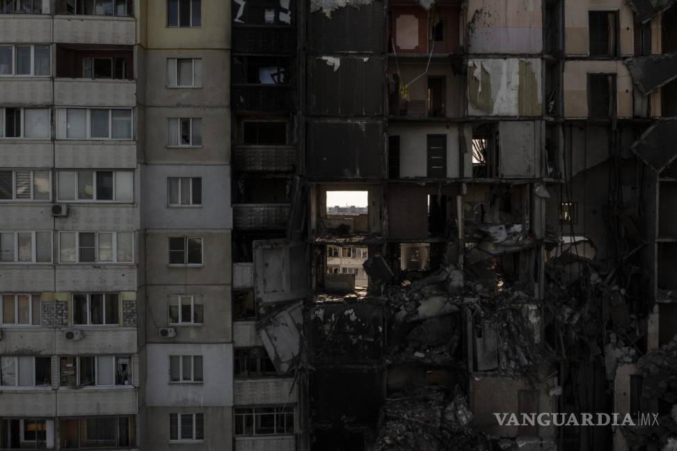 $!Un edificio presenta graves daños provocados por bombardeos rusos cerca de un frente de guerra en Járkiv, Ucrania.