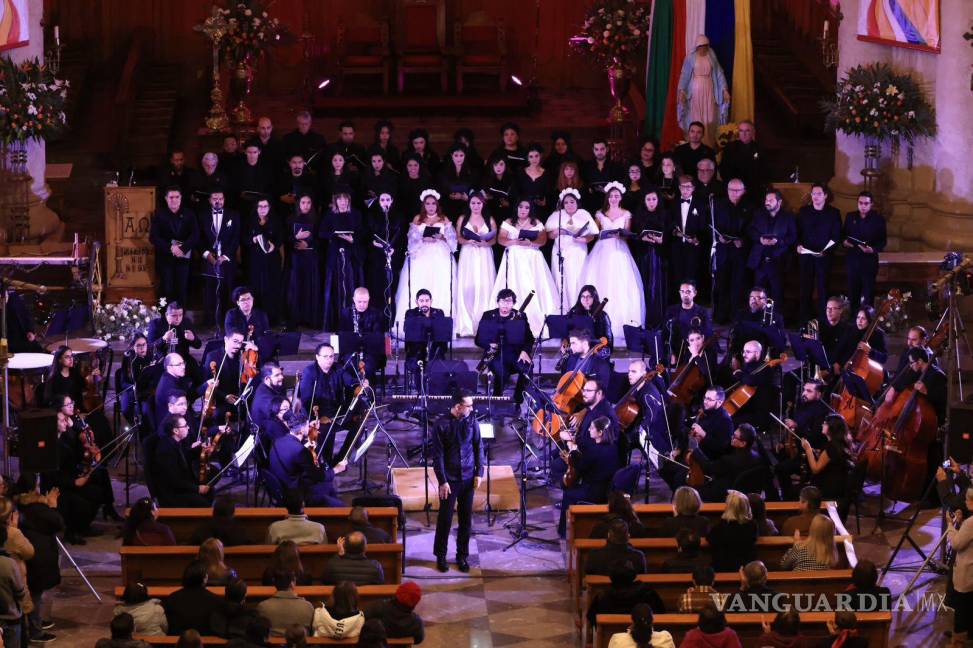 $!La Compañía de Ópera de Saltillo se ha presentado junto a destacados artistas internacionales como el tenor estadounidense Stephen Costello y el tenor italiano Andrea Bocelli, consolidando a la ciudad en el ámbito cultural global.