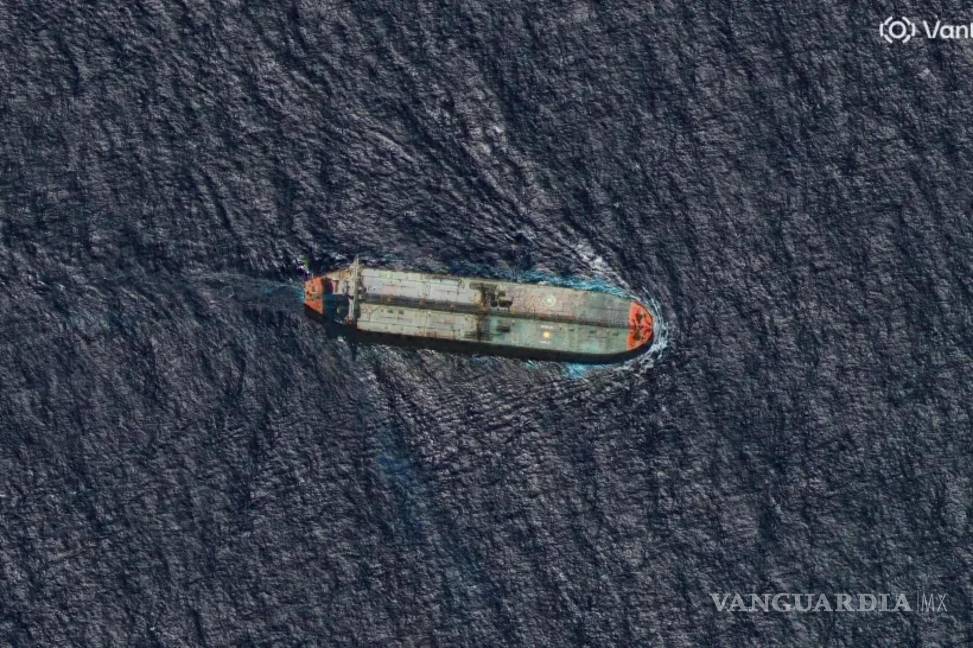 $!El buque petrolero Skipper, que fue tomado por el ejército de Estados Unidos frente a las costas de Venezuela, navega en dirección al norte de Guadalupe.