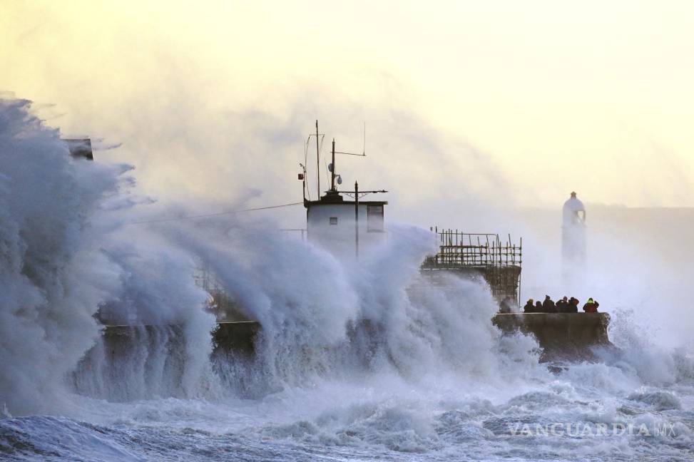 $!Las olas chocan contra el malecón y el faro de Porthcawl en Porthcawl, Bridgend, Gales, Gran Bretaña, cuando la tormenta Eunice toca tierra. AP/Jacob King/PA