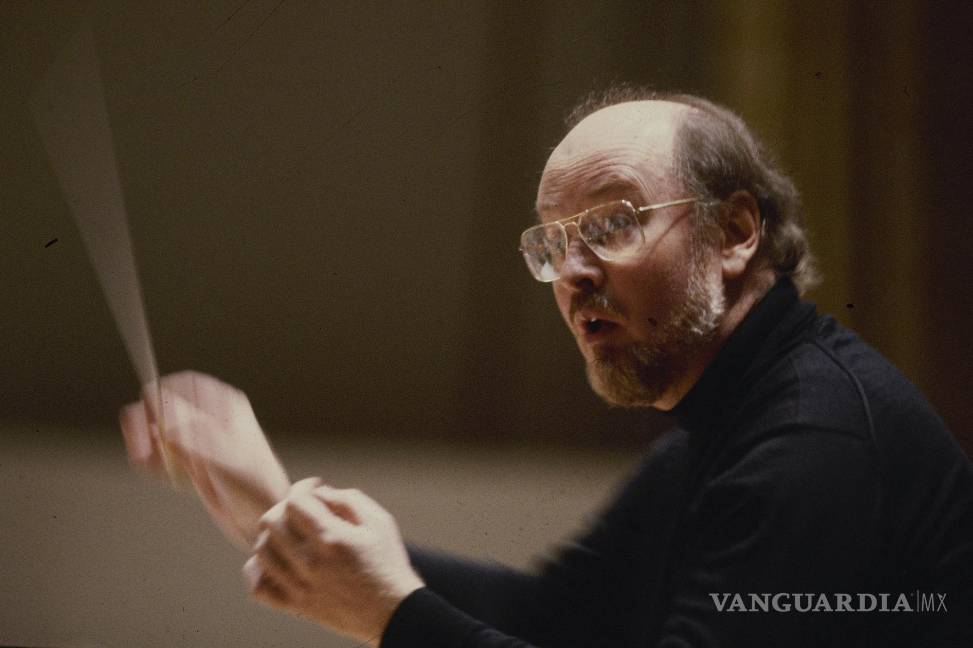 $!El director de Boston Pops, John Williams, dirige a la orquesta en Boston en 1980.