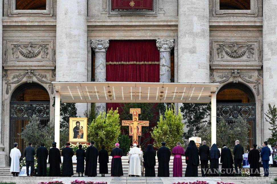 $!El Papa Francisco (centro), junto con miembros del clero, asistiendo a una vigilia de oración ecuménica, titulada “Juntos”, en la Plaza de San Pedro, en el Vaticano.