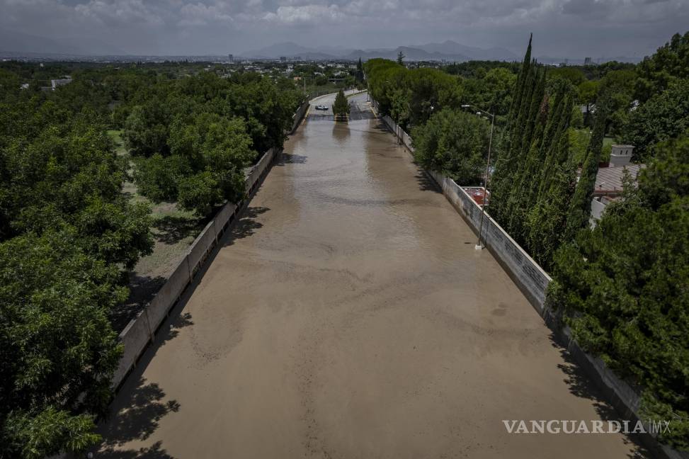 $!Con las lluvias de los últimos días, las vialidades de Saltillo se han visto rebasadas.