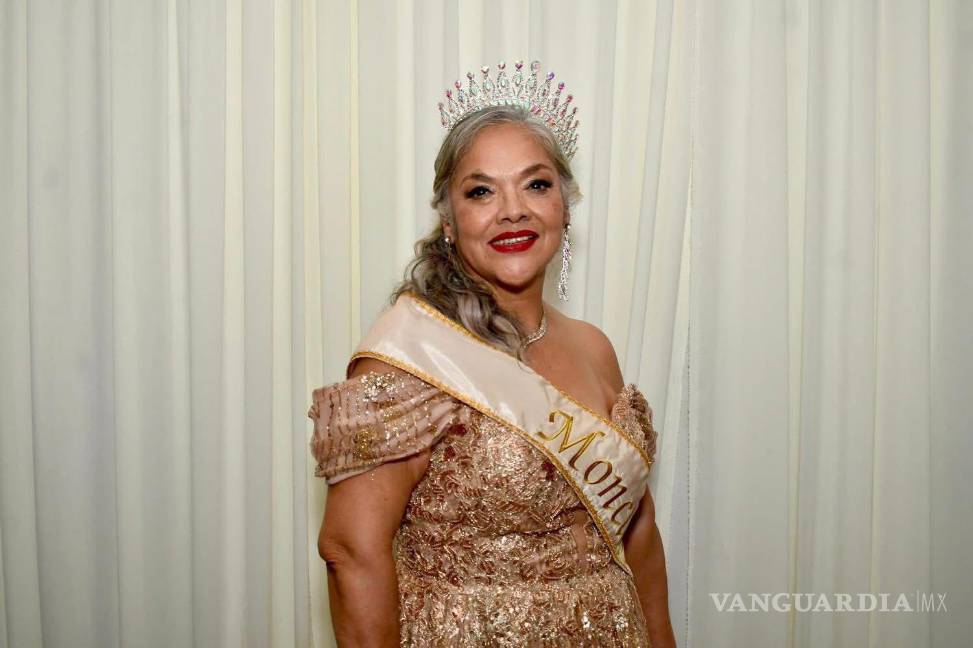 $!Blanca Margarita Morales recibió la corona de manos de Mavi Sosa Rubio y Carlos Villarreal.