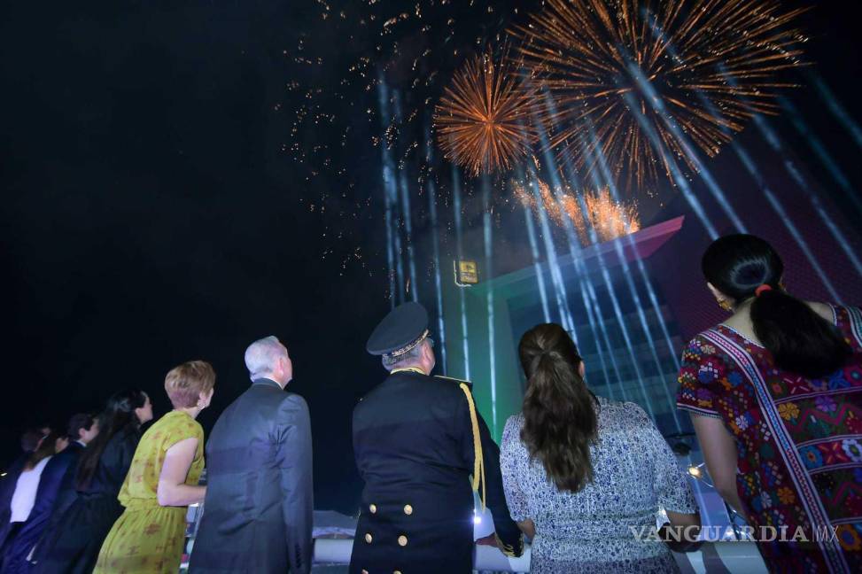 $!Familias torreonenses disfrutan del espectáculo de pirotecnia tras el Grito de Independencia en la Plaza Mayor.