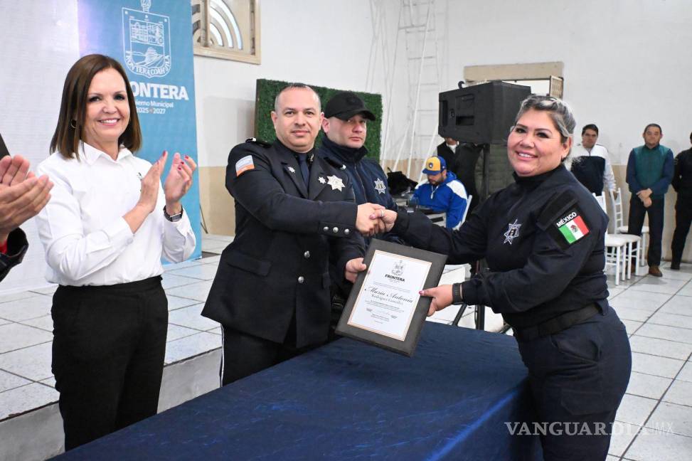 $!Con un estímulo económico y el reconocimiento a su labor, los elementos de la policía monclovense celebraron su Día, mientras se avanza en la mejora de su formación y condiciones laborales.