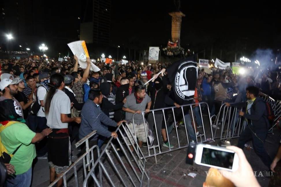 $!32 detenidos y 6 lesionados es el saldo final por protestas en Nuevo León