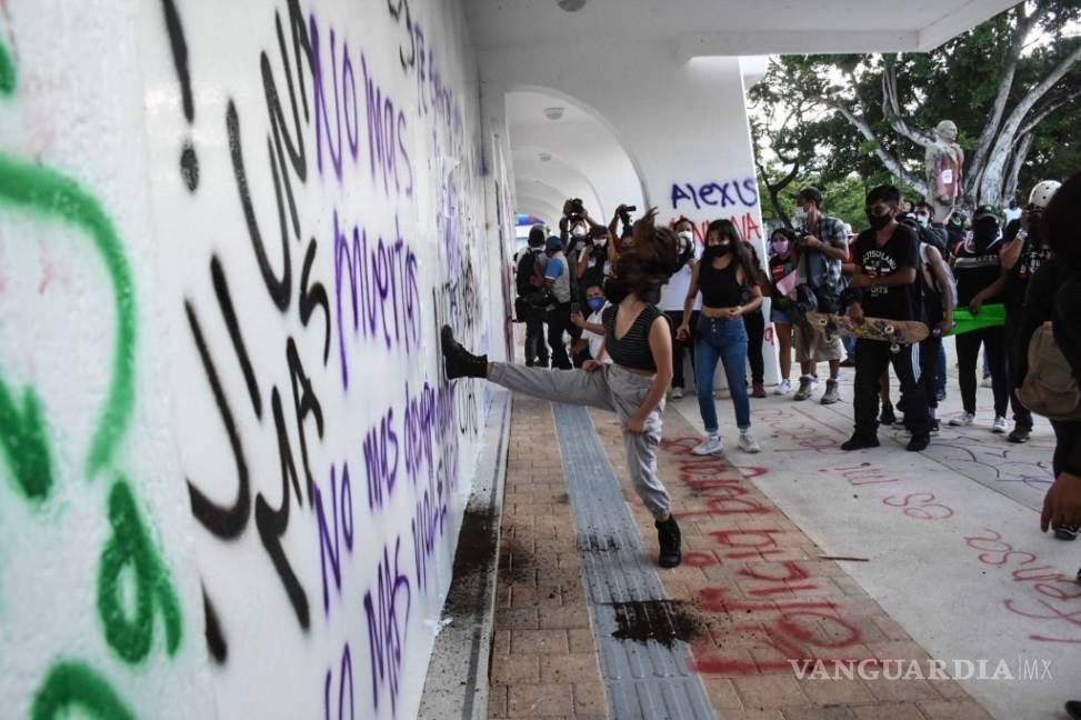 $!Protesta feminista en Cancún duró casi 6 horas; hay daños en edificios públicos