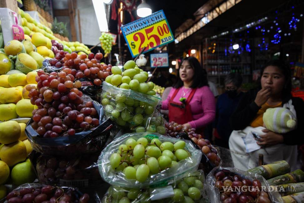 $!A un día de la celebración de Año Nuevo, el mercado de la merced ofrece varios puestos con uvas con un precio de hasta $90 pesos por kilo.