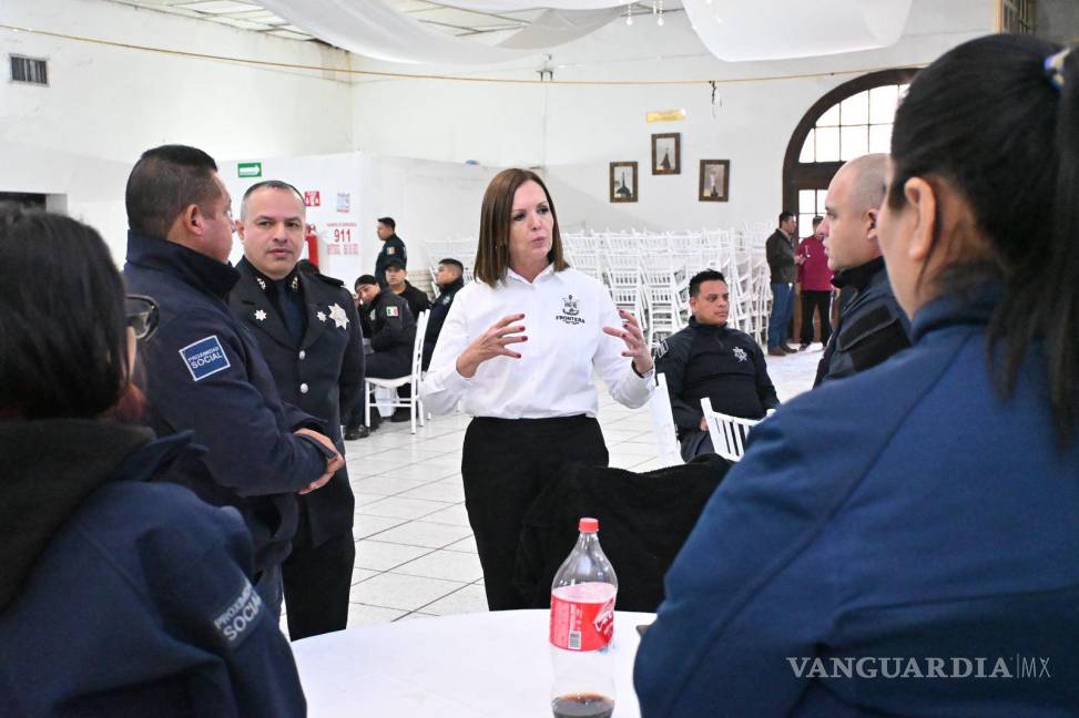 $!La alcaldesa presentó la nueva chamarra oficial que los policías de Frontera utilizarán durante la administración 2025-2027, como parte del fortalecimiento de la imagen y el equipo de seguridad.