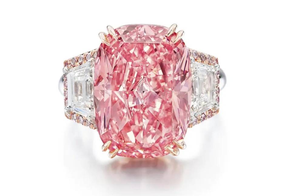 $!En esta fotografía se ve la estrella rosa del diamante Williamson Pink Star. Este se subastó por 49.9 millones de dólares en Hong Kong el viernes 7 de octubre de 2022.