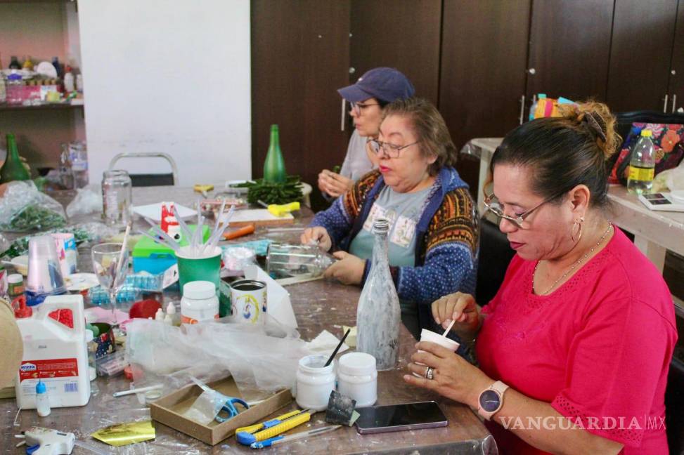 $!Participantes elaboran adornos navideños reutilizando materiales domésticos.
