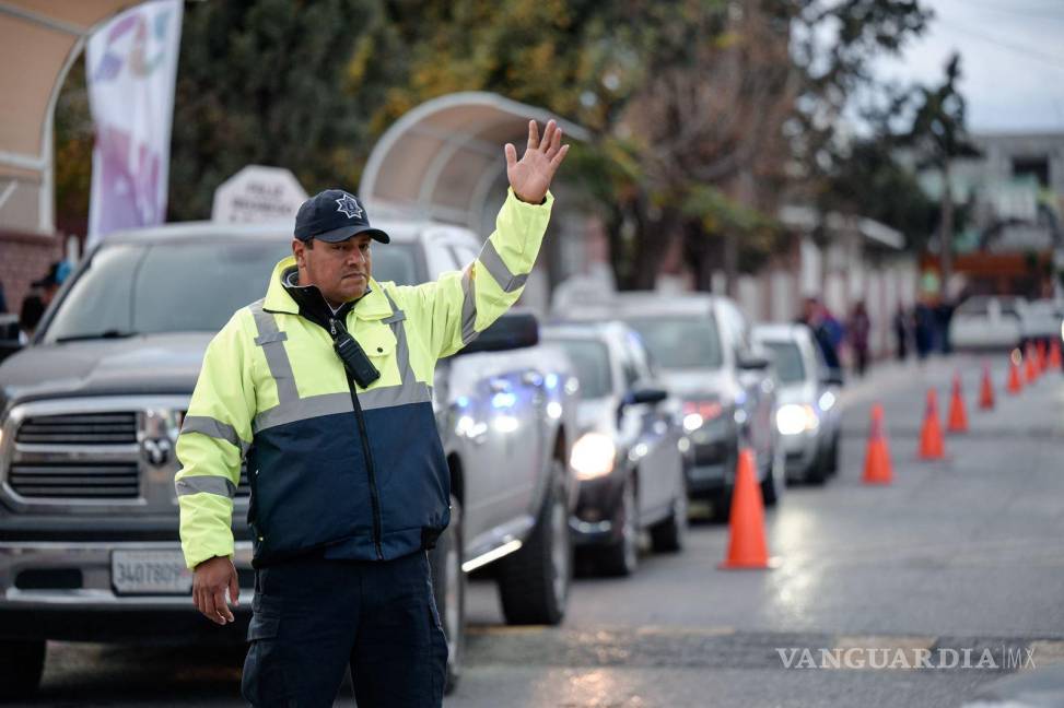 $!Policías preventivos y agentes de tránsito, vigilan las escuelas durante la hora de entrada y salida de los alumnos.