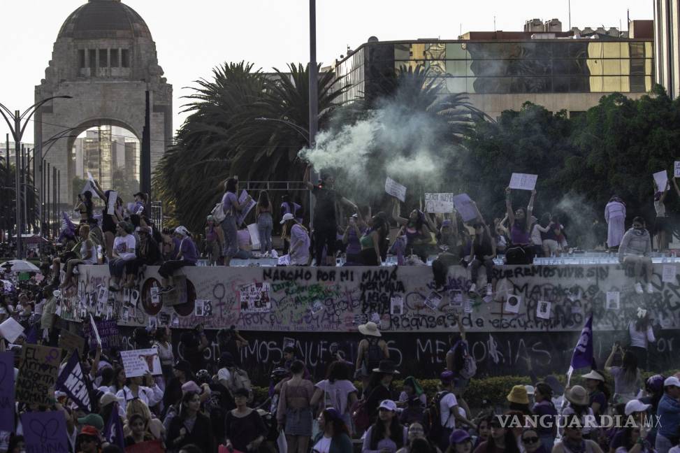 $!Miles de mujeres partieron de distintos puntos de la ciudad para marchar rumbo a la plancha del Zócalo Capitalino con el fin de exigir que cese la violencia de género.