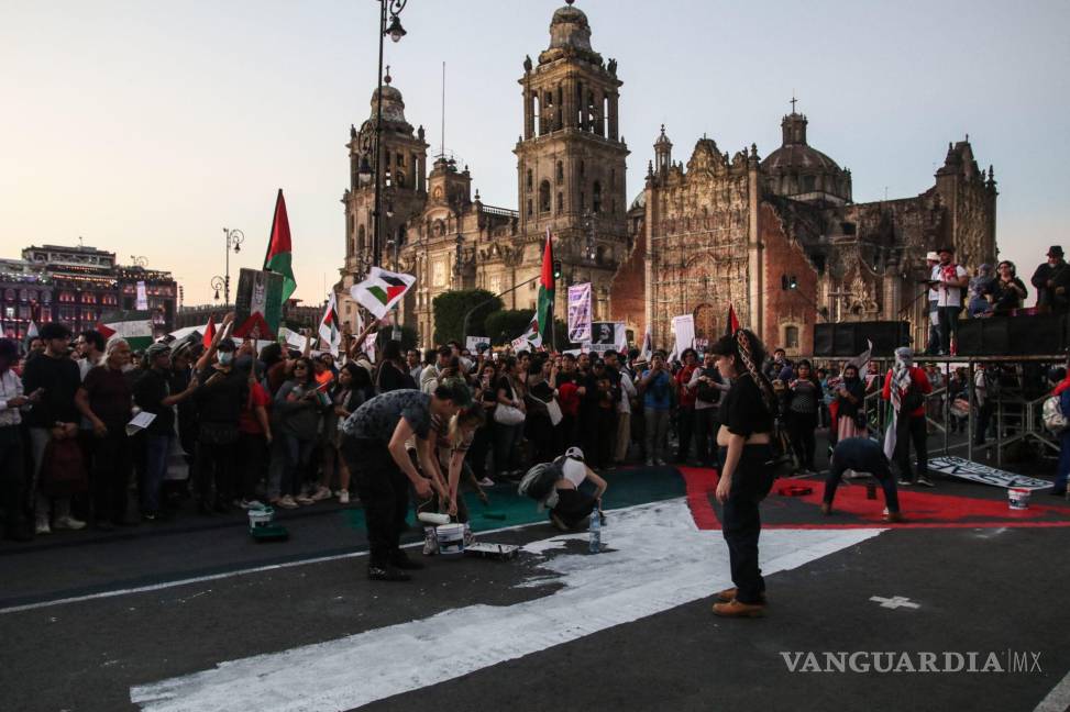 $!Manifestantes pintan la bandera de Palestina en el Zócalo de CDMX