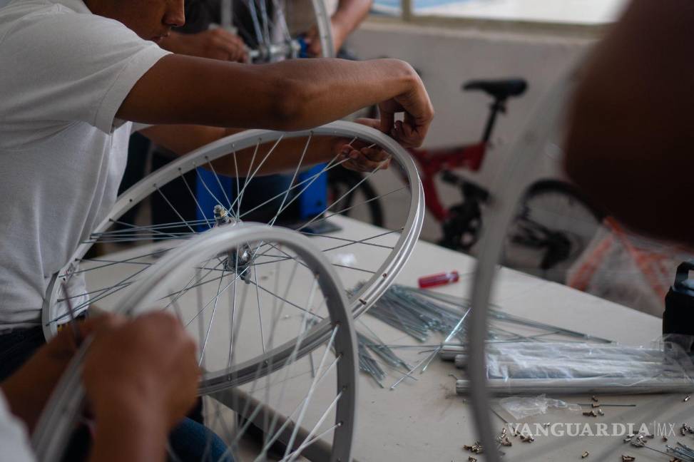 Enseñan mecánica de bicis a adolescentes privados de su libertad