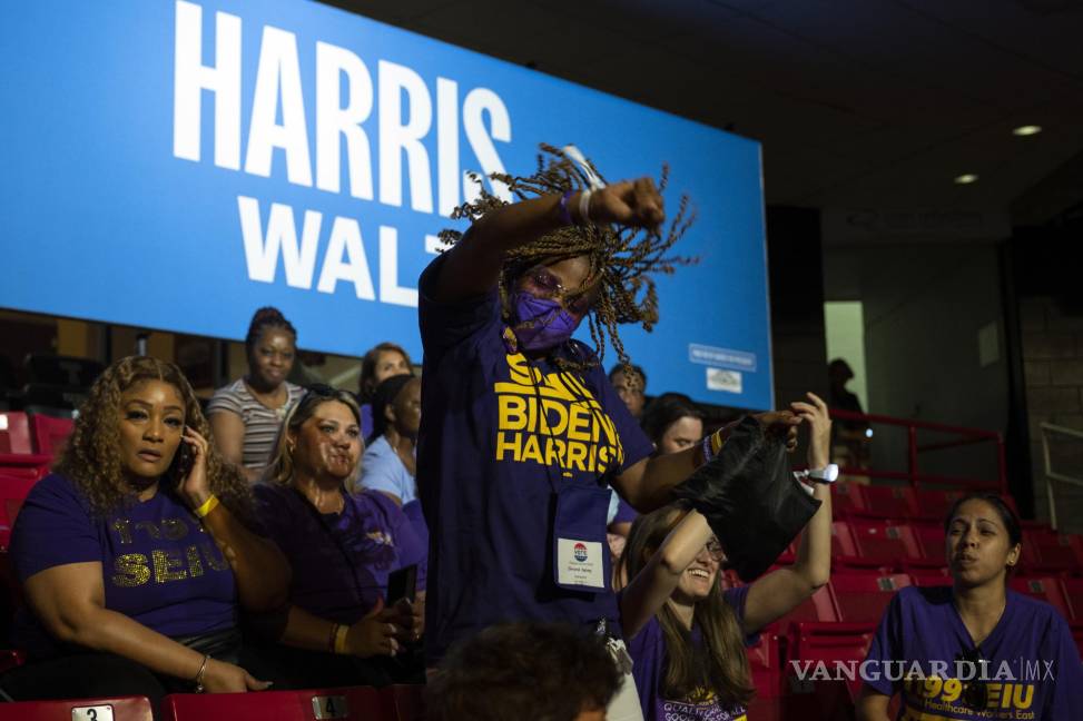 $!Partidarios de la candidata presidencial demócrata, la vicepresidenta Kamala Harris, un mitin con su compañero de fórmula en el Centro Liacouras en Filadelfia.