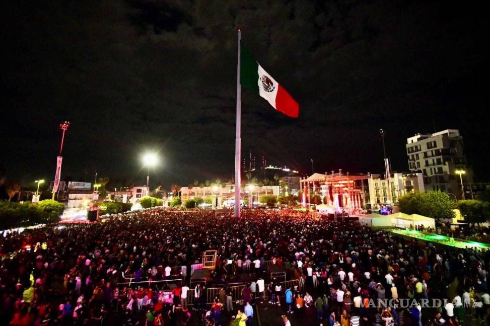 $!Miles de ciudadanos entonan el Himno Nacional Mexicano durante la ceremonia del Grito en Torreón.