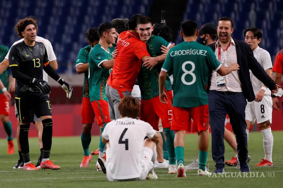 $!Los jugadores de México celebran tras vencer a Japón en el encuentro por la medalla de bronce durante los Juegos Olímpicos 2020. EFE