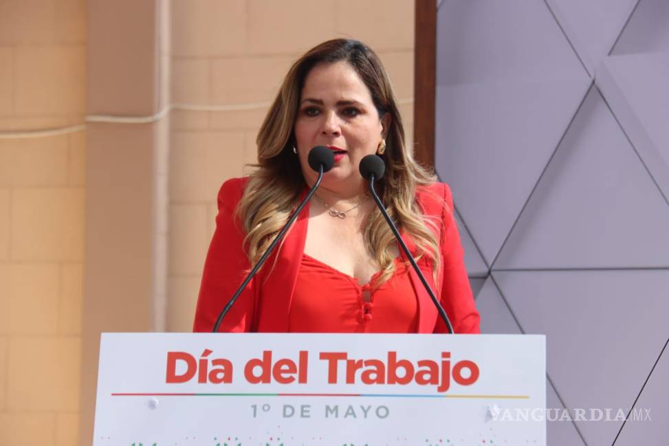 $!Nazira Zogni Castro recibió el reconocimiento “Nuestro Orgullo” en nombre de los homenajeados por su compromiso con el fortalecimiento del PRI en Coahuila.