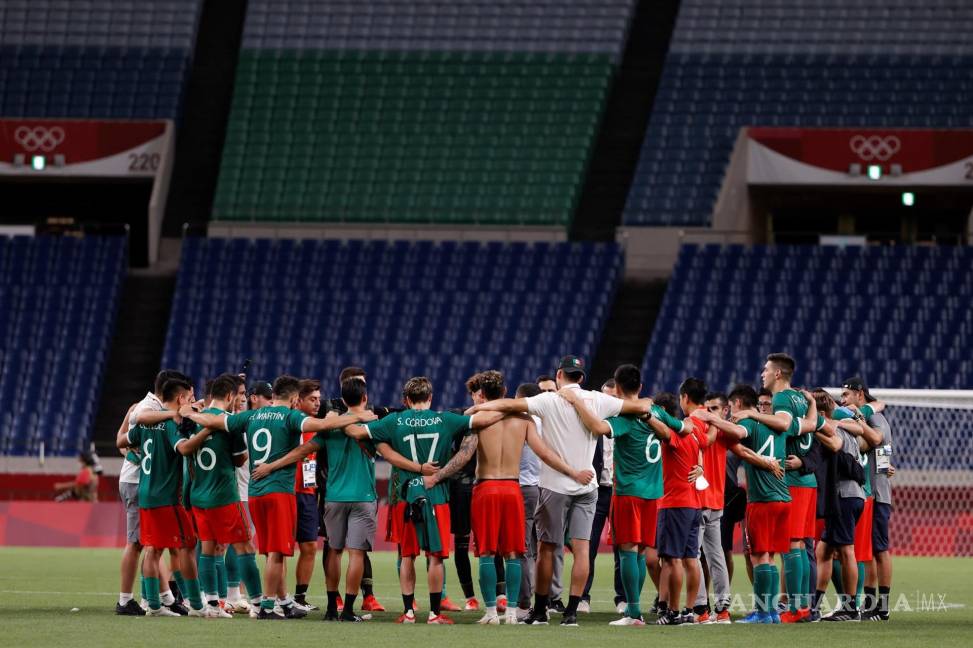 $!Los jugadores de México celebran tras vencer a Japón en el encuentro por la medalla de bronce durante los Juegos Olímpicos 2020. EFE