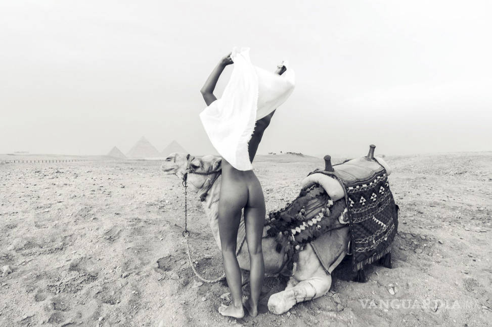 $!Modelo belga posa desnuda en las pirámides, enfada al Gobierno egipcio