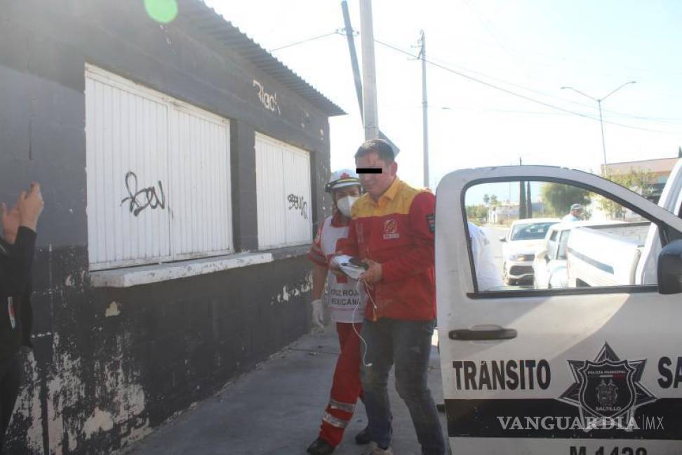 $!Paramédicos de la Cruz Roja atendieron al conductor, quien presentaba una herida de 15 centímetros en la cabeza.