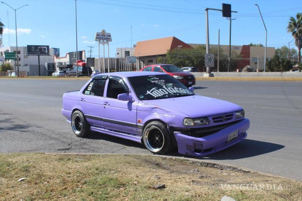 $!El conductor del vehículo involucrado detuvo su marcha para auxiliar al motociclista y colaborar en el acuerdo.