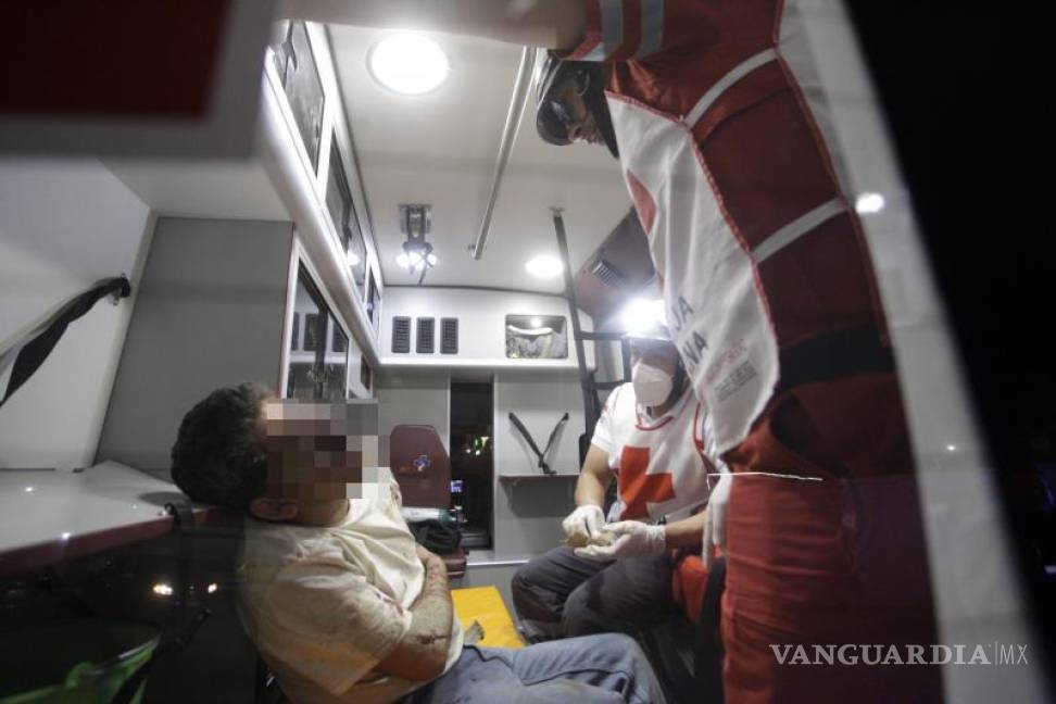 $!Se pidió el apoyo de paramédicos de Cruz Roja, quienes tras darle los primeros auxilios decidieron trasladarlo al Hospital General.