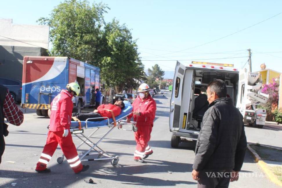 $!El supervisor de seguridad privada herido fue trasladado al Hospital La Concepción para recibir atención médica tras el choque en zona centro.