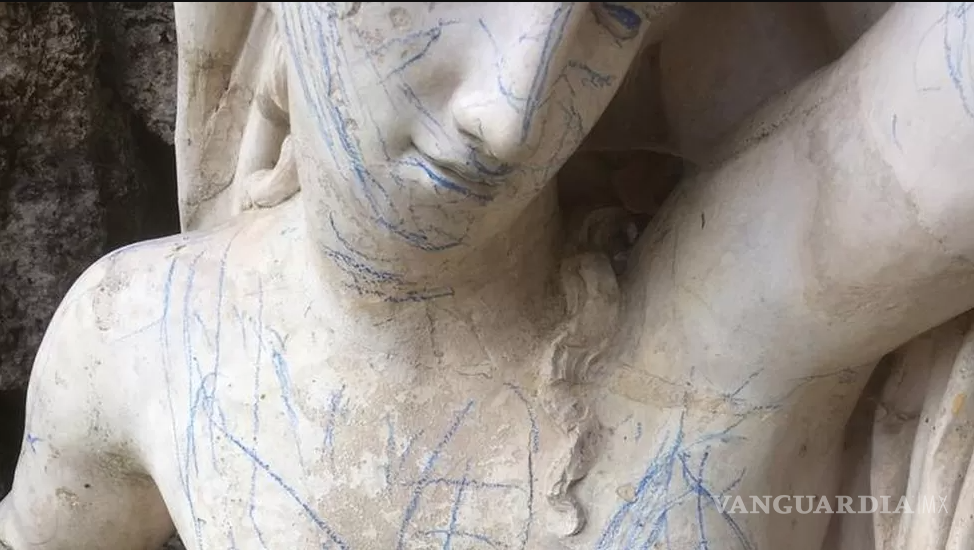 $!Pintan con crayones a ‘la ninfa romana’, escultura de 200 años, durante visita infantil