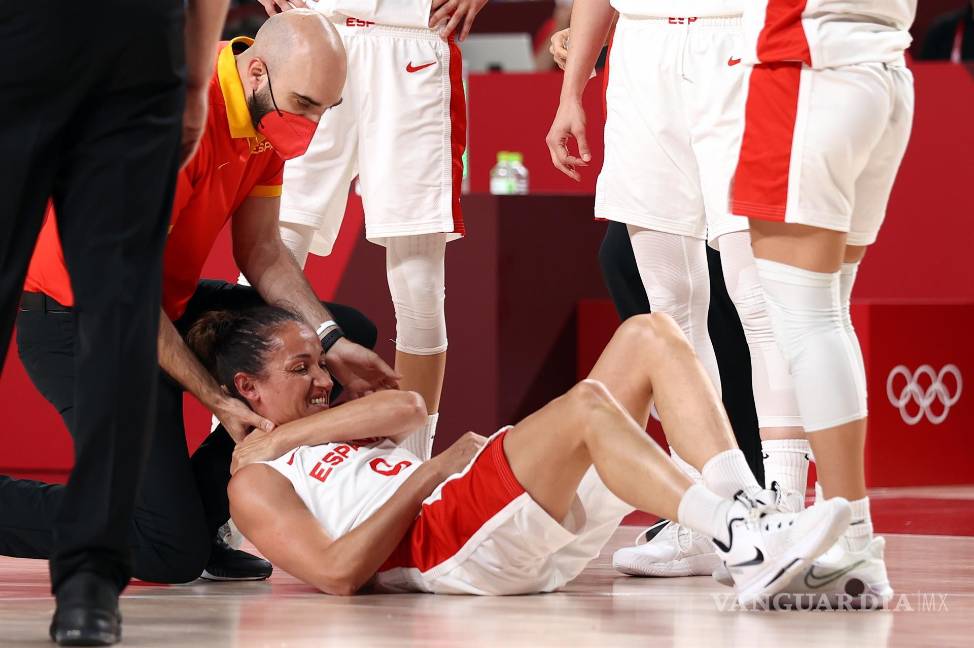 $!Laia Palau de España recibe tratamiento médico durante el partido de cuartos de final de baloncesto femenino entre España y Francia en los Juegos Olímpicos de Tokio 2020. EFE