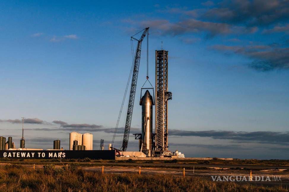$!Starship, un cohete reutilizable de casi 400 pies, atracó en las instalaciones de SpaceX en Boca Chica, Texas, el 21 de febrero de 2024.