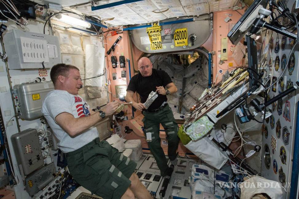$!Imagen del 04/04/2015. Es hora de comer en la Estación Espacial Internacional. Los astronautas de la NASA Terry Virts (izquierda) y Scott Kelly (derecha) descansan de sus deberes y disfrutan de algunos de los alimentos especiales preparados para que coman mientras están en microgravedad. NASA