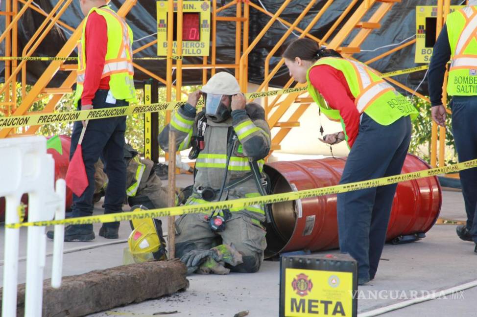 $!Bomberos de Saltillo demuestran su destreza en el manejo de equipos de emergencia durante la cuarta edición del rally.