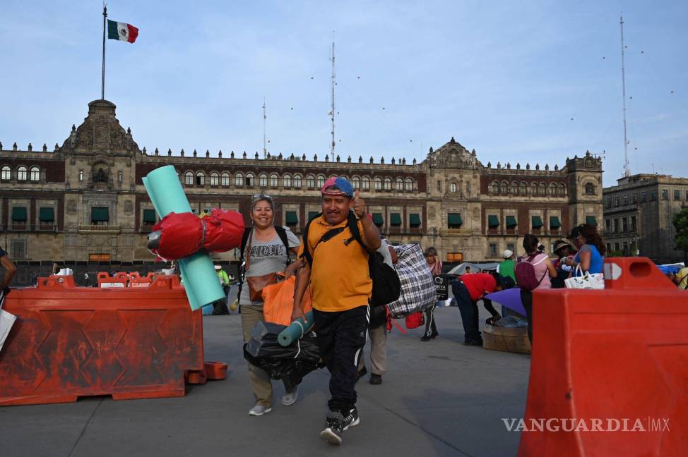 $!Los maestros de la CNTE, se retiran de la plancha del Zócalo luego de permanecer en su campamento casi un mes.