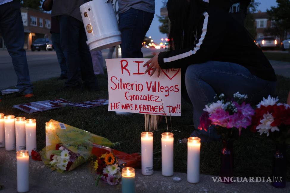 $!Personas encienden velas en memoria de Silverio Villegas-González, quien fue asesinado por un agente del ICE que intentaba detenerlo en Chicago, Illinois.