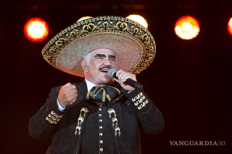 $!Vicente Fernández durante un concierto, el 16 de abril de 2016, en el estadio Azteca en Ciudad dE México (México). EFE/Fernando Aceves