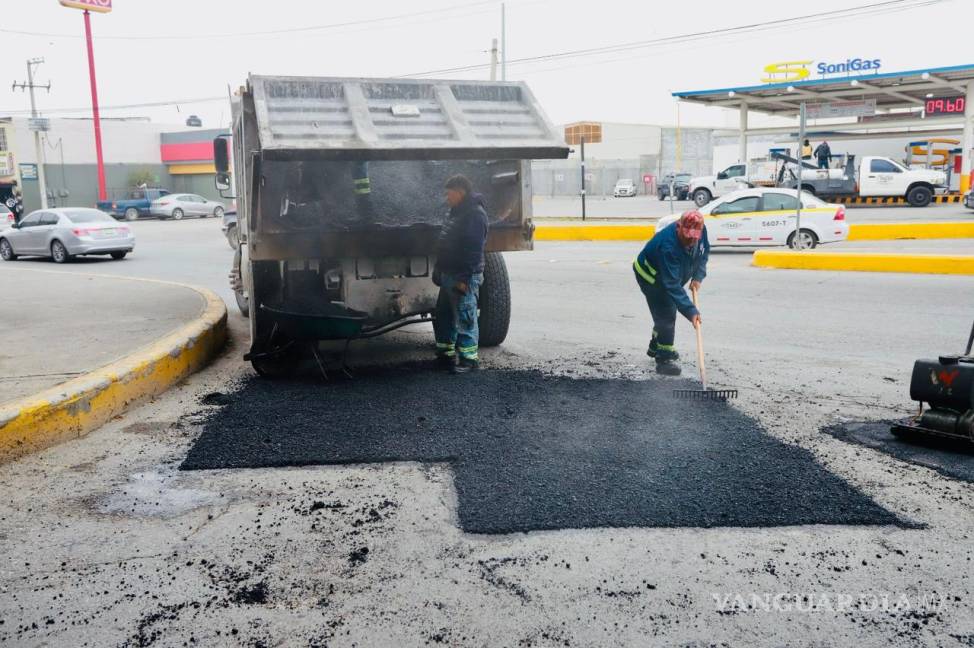 $!Cuadrillas municipales retoman labores de bacheo en Saltillo tras días de lluvia.