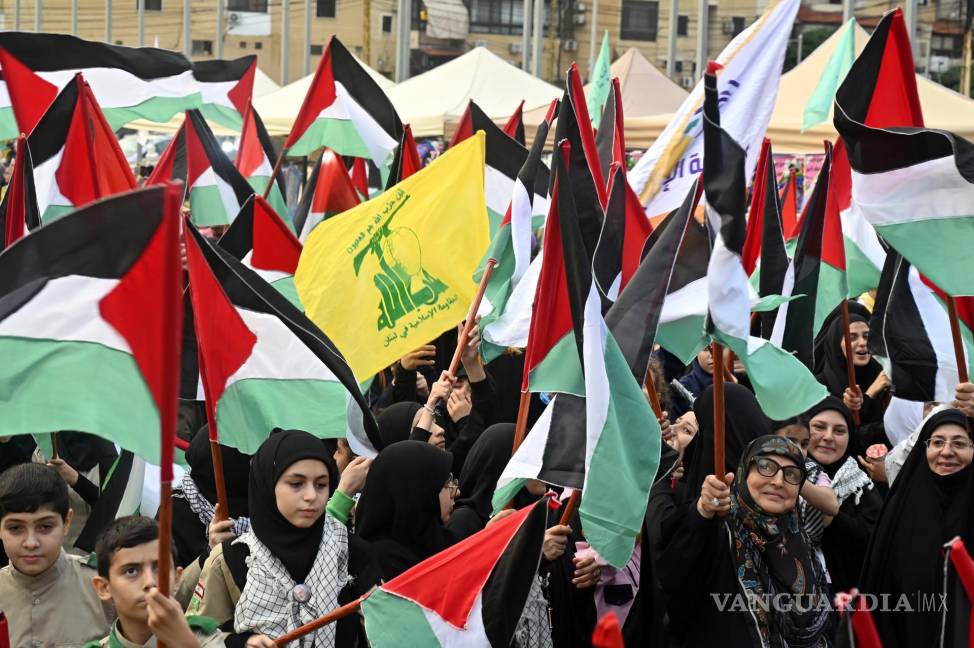 $!Partidarios de Hezbollah ondean banderas palestinas durante una celebración de los ataques que Hamás llevó a cabo contra Israel en el sur de Beirut, Líbano.