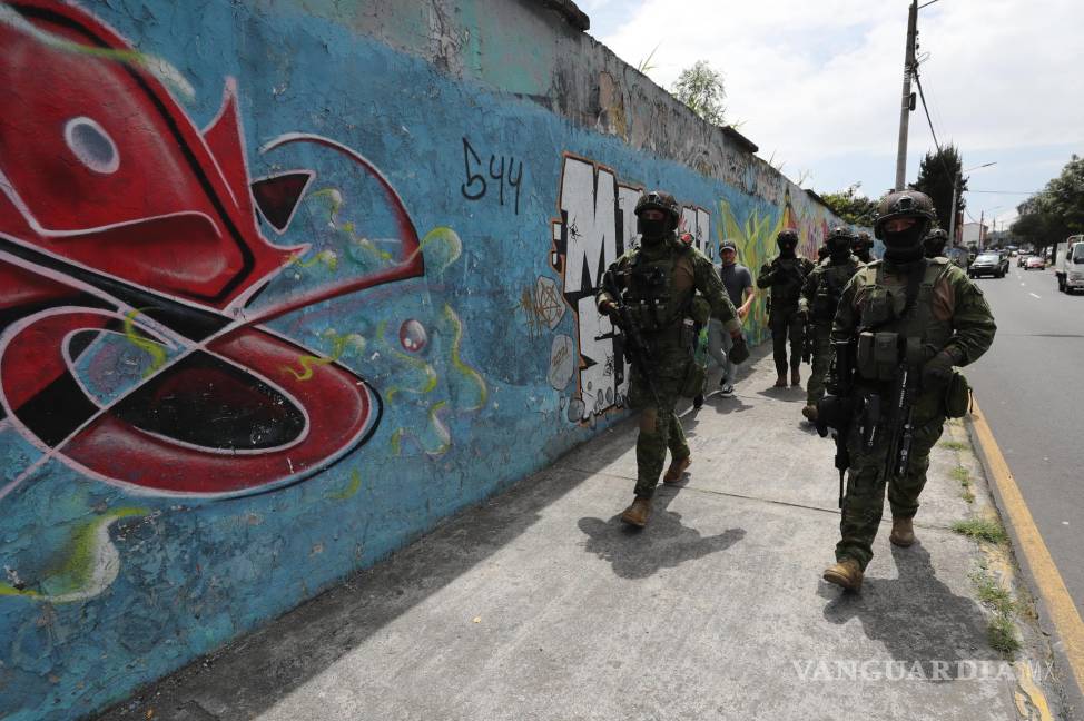 $!Soldados ecuatorianos realizan un operativo de toma hoy, en el sector de Carapungo, en Quito, Ecuador.