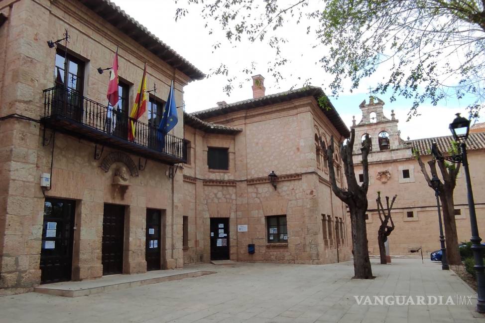$!El ayuntamiento de El Toboso, con el convento de las Trinitarias, de estilo herreriano, al fondo. EFE/Amalia González Manjavacas
