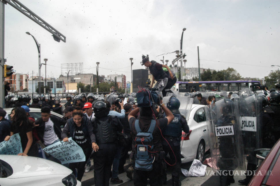 $!Riñen comerciantes de Tepito y policías capitalinos sobre de Reforma (Video)