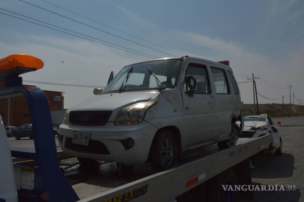 Choque y volcadura dejan a conductor lesionado; otro conductor resulta ileso